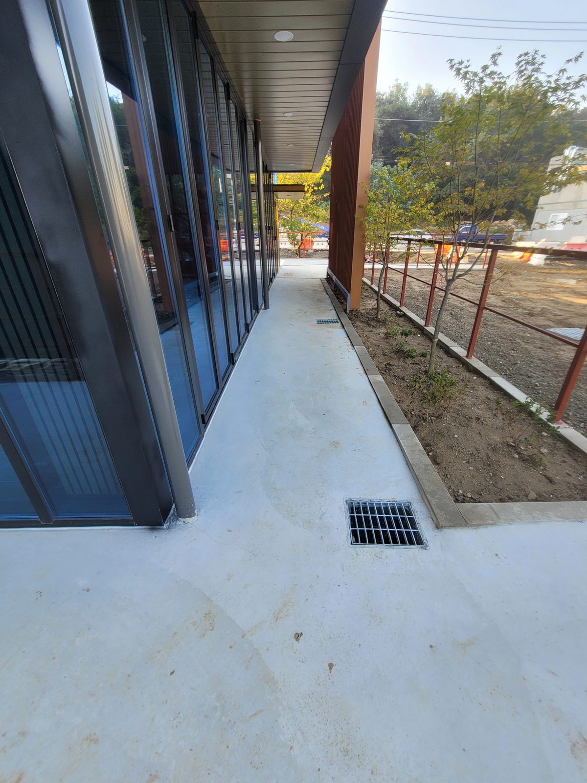 가동 중인 공장 내부에서 진행 중인 바닥 구간 작업 현장