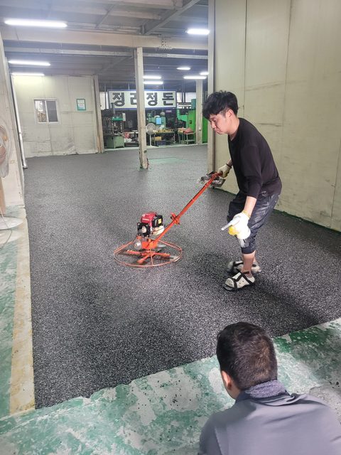 트로웰로 마감 표면을 정리하는 작업