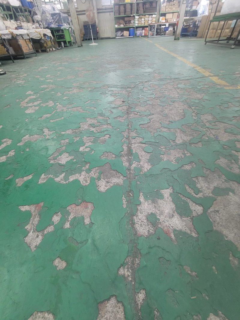 기존면 그라인딩 후 프라이머를 도포하는 공장바닥 시공 장면